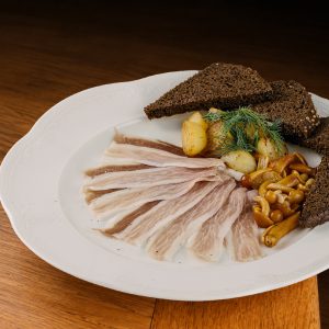 Сало с маринованными опятами