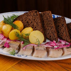 Сельдь с молодым картофелем